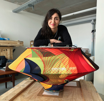 preview Portraet Nevin Aladag mit der Arbeit Color Floating 2025 VG Bild Kunst Bonn Fotonachweis Studio Nevin Aladag